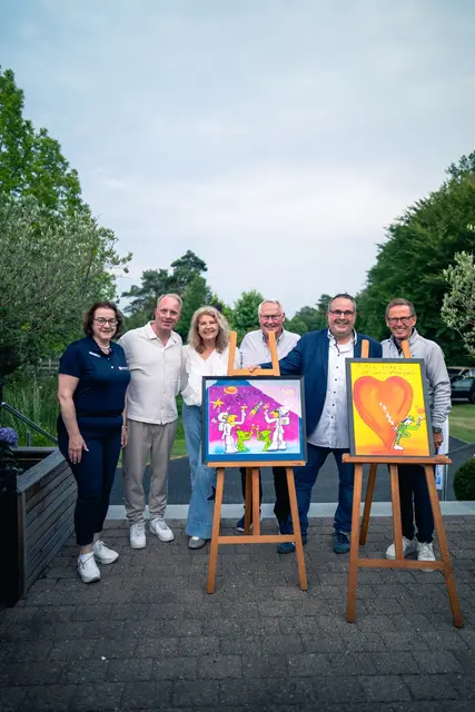 Bei der Versteigerung (v. li.): Kerstin Witte, Kalle Hintmann, Bea Reszat, Dieter Hoth, Jan Bauer und Oliver Bohn mit den versteigerten Bildern von Udo Lindenberg | Foto: Kuhn + Witte