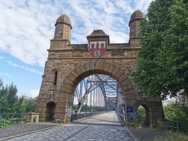 An der alten Harburger Elbbrücke startet die Fahrradtour | Foto: Karin Sager