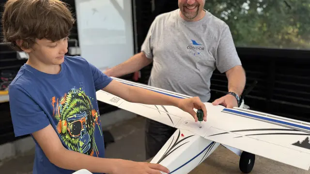Technik verstehen und selber Hand anlegen - Modelflug ist mehr als nur Zuschauen | Foto: tml