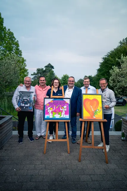 Am Versteigerungstag (v. li.): Dieter Hoth, Sven Burike, Kerstin Witte, Dirk Hirsch und Oliver Bohn mit den versteigerten Bildern von Udo Lindenberg | Foto: Kuhn + Witte