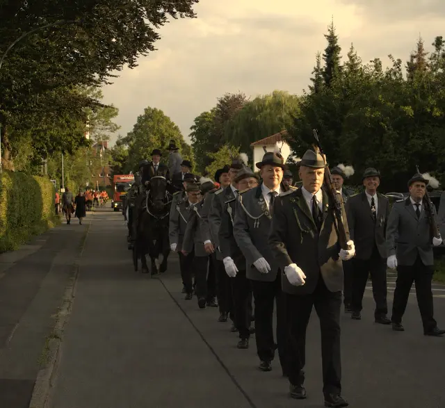 Ein traditioneller Ummarsch durchs Dorf verbindet Schützen und Hittfelder Bürger | Foto: SV Hittfeld