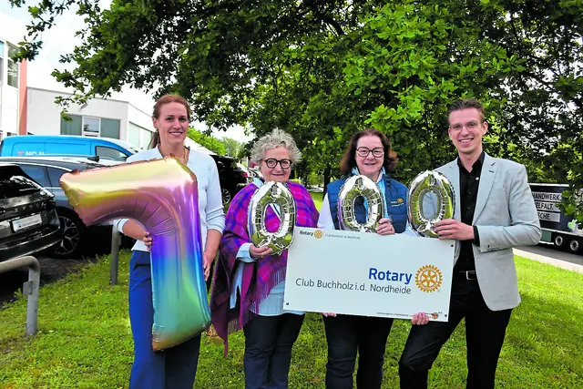 Bei der Spendenübergabe (v. li.): Lara Rieckmann (Frauenhaus), Adriane Rutz, Kerstin Witte und Titus Braun (alle Rotary Club Buchholz) | Foto: Axel-Holger Haase