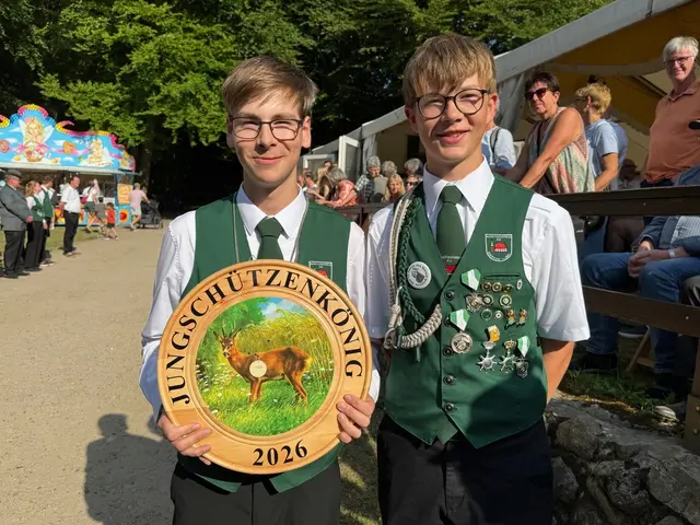 Jungschützenkönig Kjertan Dech (li.) mit Adjutant Bennet Drewes | Foto: Kai Schwanitz