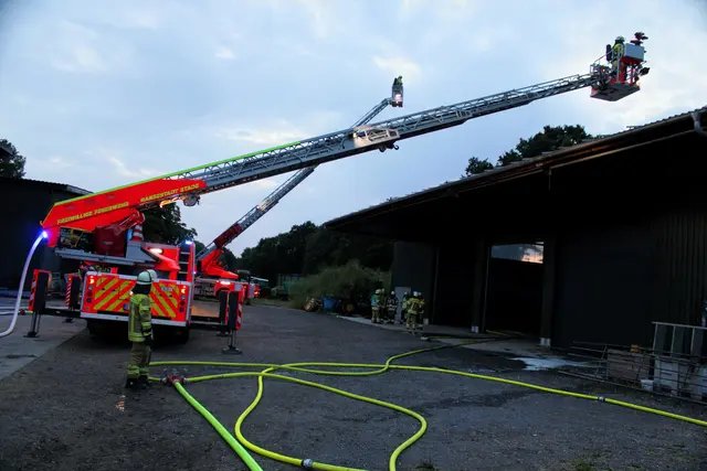 Beide Drehleitern der Stader Feuerwehr kamen zum Einsatz | Foto: Feuerwehr Stade