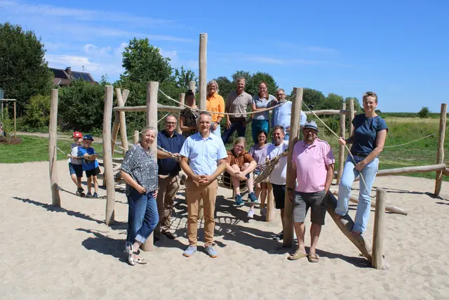 Auf dem neu gestalteten Spielplatz: Gemeindedirektor Jens Köster (vorne, 2. v. li.) mit Vertretern des Rates, der Projekt-Arbeitsgruppe und des beauftragten Garten- und Landschaftsbauunternehmens | Foto: ce