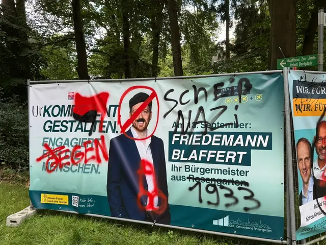 Das zerstörte Plakat von Friedemann Blaffert. Nach der Wahl sollten die Planen eigentlich zu Taschen für ein Sozialprojekt vernäht werden. | Foto: Grabe