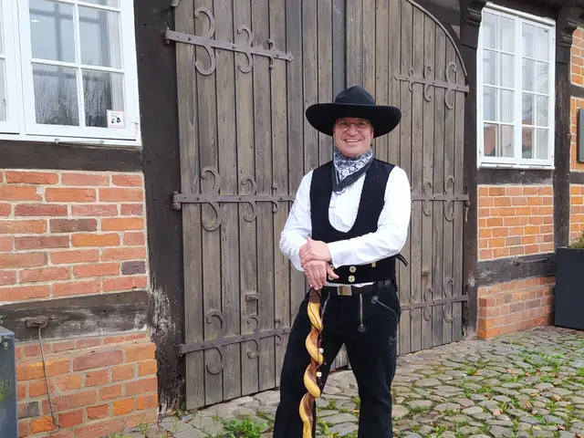 Zimmermann Uli führt bei der historischen Stadtführung durch das Winsen um 1900 | Foto: Museum im Marstall