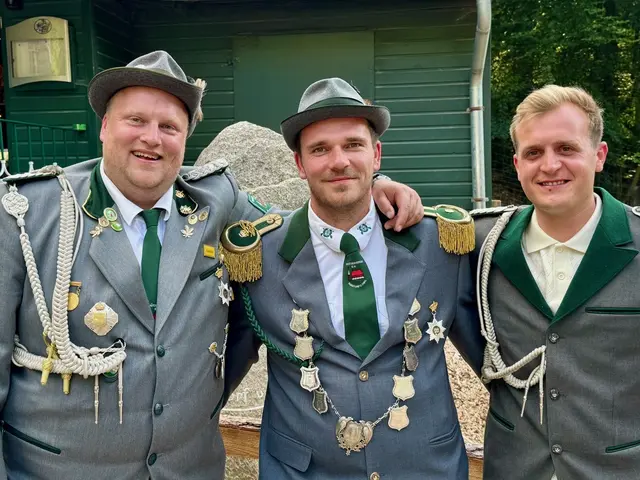Schützenkönig Kirian Drewes (Mi.) mit seinen Adjutanten Wilhelm Soltau (li.) und Michael Krohn | Foto: Kai Schwanitz