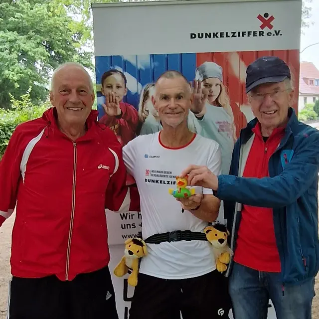 Als Dankeschön für seinen Einsatz überreichten Svend Bädker (li.) und Wolfgang Brauer (re.) vom Sechs-Stunden-Lauf-Orgateam André Schmidt eine Badeente für seine Sammlung. André bedankte sich und taufte das Tierchen gleich auf den Namen Wolfgang. | Foto: TUS Fleestedt