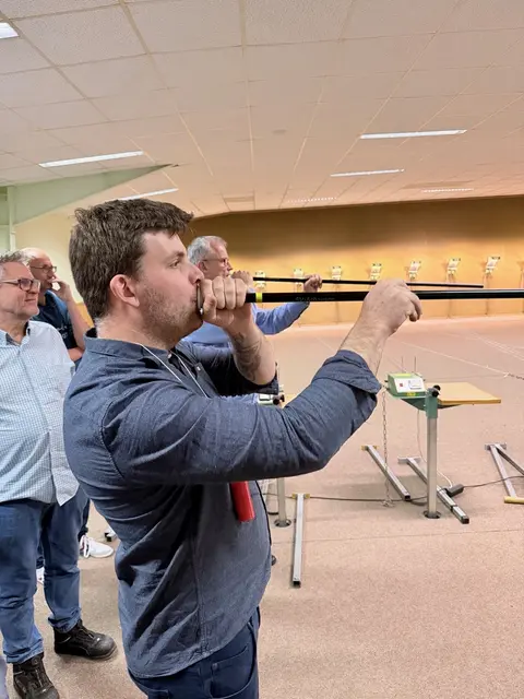 Daniel Bauhahn (vorn) beim Blasrohschießen | Foto: Mike Oswald