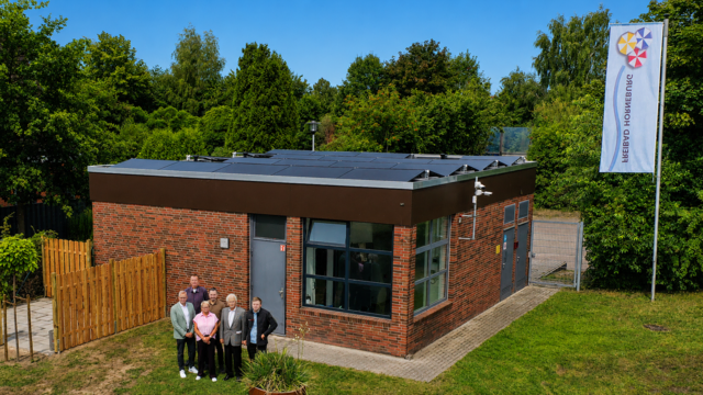 Die neue Photovoltaikanlage auf dem Pumpendach des Freibads Horneburg zu sehen, davor (v. li.): Samtgemeinde-Bürgermeister Knut Willenbockel, Fleckenbürgermeister Jörk Philippsen, Rosita Poppe vom Förderverein Freibad Horneburg, Tim Friederichs von der Bürger-Energie-Genossenschaft, Joachim Sellner von der Bürger-Energie-Genossenschaft sowie Marvin Menzdorf von Kühn Solar | Foto: Kühn Solar