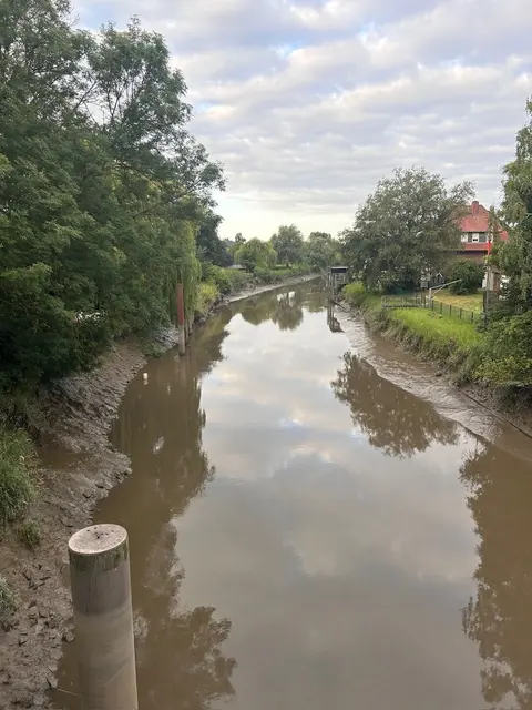 Die Este von der Hove Brücke aus – die Verschlickung des Flusses ist ein wichtiges Thema im Hinblick auf den Klimawandel | Foto: Peer Hausschildt