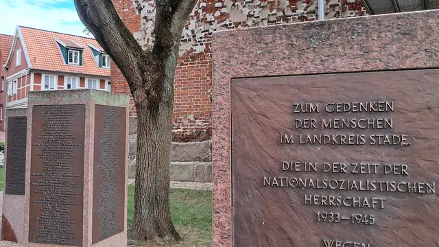 Ort der Erinnerung: Mit diesen Stelen wird in Stade der NS-Opfer gedacht | Foto: Hansestadt Stade
