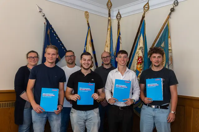 Die jungen Maler-Gesellen (vorne v.li.): Tim-Henrik Jahneke, Gerome Sarkis, Philipp Hamburg und Christoph Jordan Becker. Es fehlt Julian Waschatz. Es freuten sich mit (hinten v.li.): Klassenerlehrerin Birgit Kahrmann, Obermeister Maik Wentzien und Prüfungsausschussmitglied Jeremy Best | Foto: ks