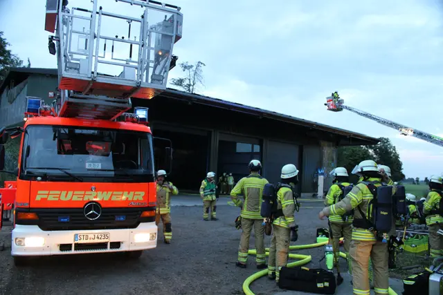 Etwa 100 Einsatzkräfte waren vor Ort | Foto: Feuerwehr Stade