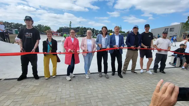 Sie eröffneten feierlich die Skateranlage: Keno Hammer (Maier Landschaftsarchitektur), Miriam Holzhaus (Planungsgruppe Landschaft), Annika Wangerin, Nadja Weippert, Miriam Staudte, Dr. Peter Dörsam, Axel Seuthe, Benjamin Gaum und Phillip Kison (Skatebar)  | Foto: sh