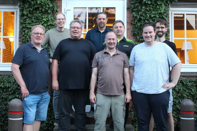 Von links: Mathias Timm (Kreissportwart), Mark Ropers (Beisitzer im Vorstand), Norman Schulten (Kreisschatzmeister), Benjamin Kiel (Vorsitzender des TTKV Harburg-Land), Oliver Ahsendorf (vorn, Kreisjugendwart), Benjamin Heins (hinten, Kreispokalwart), Finn Tiedemann (stellvertretender Vorsitzender des TTKV), Jan-Steffen Benthack (Kreis-WO-Coach-Obmann) | Foto: Ralf Koenecke