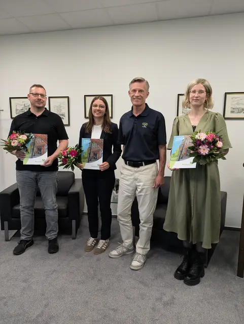 Jan Andresen (v. li.), Henrike Koschinski, Bürgermeister Jan-Hendrik Röhse und Lena Rosenfeld | Foto: Stadt Buchholz