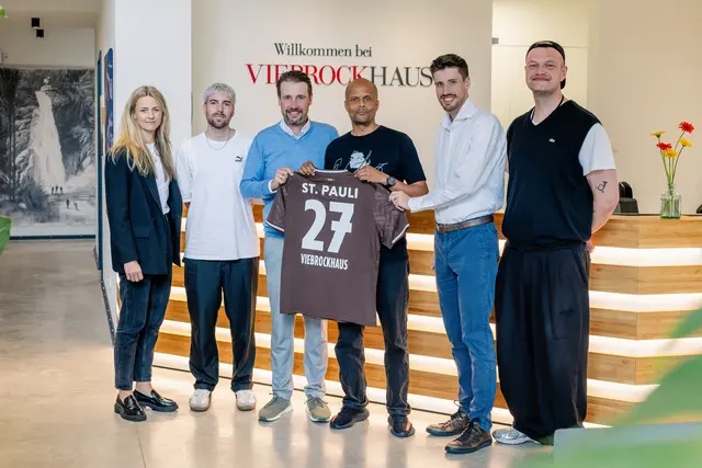 Mit Vorfreude blicken Dorit Moysich (Leitung Pre-Sales FCSP), Steffen Zink (Sales Manager FCSP), Dirk Viebrock (Geschäftsführer Viebrockhaus), Patrick Mushatsi-Kareba (Geschäftsleitung Vermarktung/Vertrieb, Merch &amp; Digital FCSP), Lars Viebrock (Geschäftsführer Viebrockhaus) und Luca Steinhaus (Sales Manager Partnerships &amp; Hospitality FCSP) auf eine erfolgreiche nächste Saison (v.l.)

 | Foto:  Viebrockhaus AG