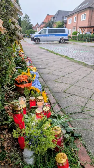 Bereits kurz nach der Bluttat in Stade wurden zum Gedenken an die sechs Opfer Blumen abgelegt und Kerzen angezündet | Foto: jd