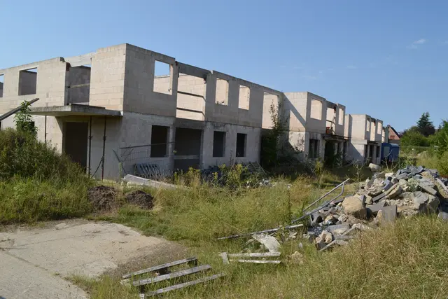 Der "unvollendete Wohnkomplex" an der Heidenauer Straße rottet seit acht Jahren vor sich hin | Foto: bim