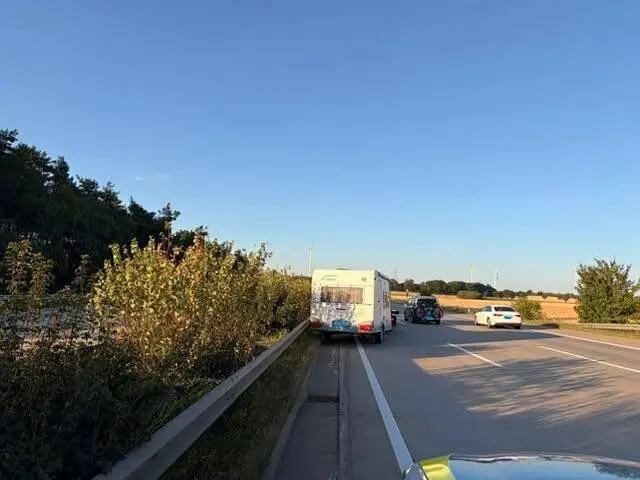 Der Wohnwagen schleuderte in die Mittelschutzplanke | Foto: Polizei