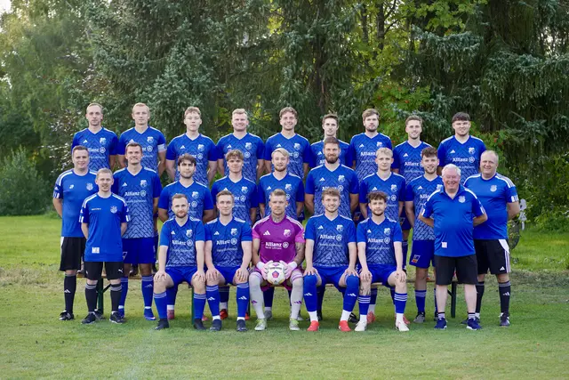 Das Heidenauer Team (obere Reihe v.li.): Timo Kleinknecht, Tjark Oelkers, Thorben Haskins, Meikel Koslowski, Cedric Jost, Samuel Pauls, Fabian Jänecke, Sebastian Peick, Max Minkwitz und (mittlere Reihe v.li.): Trainer Jannik Pahl, Timm Nadoll, Kian Heuer, Mika Löll, Nik Oelkers, Sven Schröder, Malte Appel, Jannes Matthies, Trainer Florian Hoops
sowie (vorne v.li.): Maximilian Hess, Denny Perschon, Jan Gevers, Tim Kicinski, Niklas Karthausen, Rico Hermann und Liga-Manager Rolf Di Vito. 
Es fehlen: Christoph Ahrens, Pascal Mildenberger, Tobias Pätzold, Stephan Ronge, Joris Tödter, Peer Wenzel, Finn Wolters und Kevin Wulf | Foto: ks