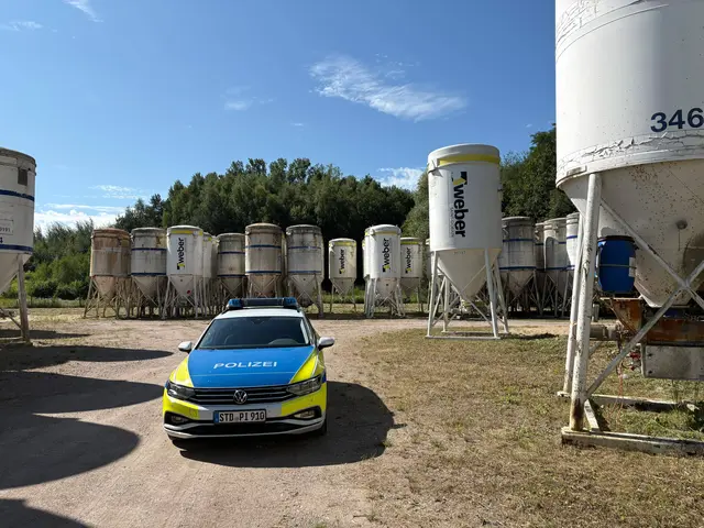 Die Täter montierten die an den Betonsilos unten befestigten Rüttler ab | Foto: Polizei