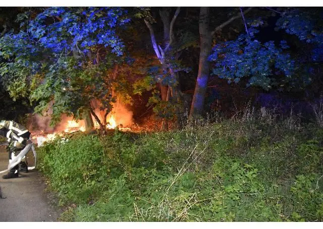 Unbekannte steckten in Buchholz Sperrmüll in Brand | Foto: Polizei