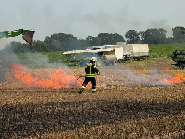 Rund 75 Einsatzkräfte waren am Löschen des Feldbrandes in Marxen beteiligt | Foto: Jan Wülfken / Freiwillige Feuerwehr Samtgemeinde Hanstedt