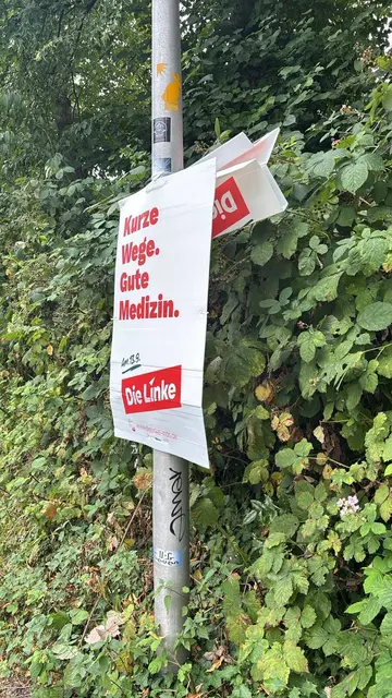 Zerstörtes Plakat an der Stader Straße | Foto: Die Linke
