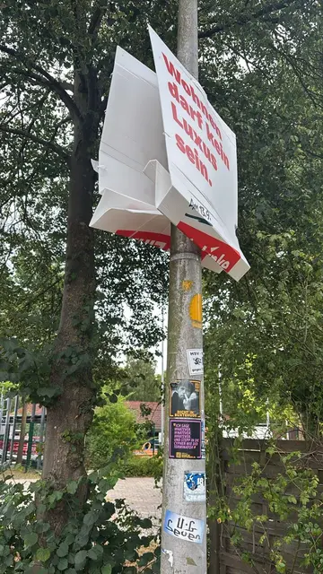 Zerstörtes Plakat an der Stader Straße | Foto: Die Linke