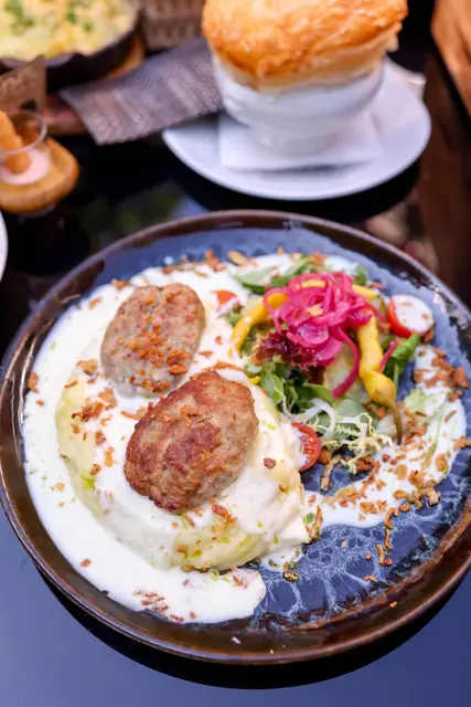 Selbstzubereitet Fischfrikadellen mit Kartoffelsalat stehen auf dem Speiseplan  | Foto: Valeriya