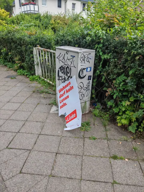 Ein zerstörtes Plakat an der Leddinstraße | Foto: Die Linke