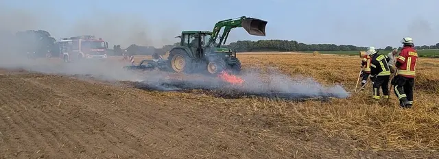 Ein Übergreifen auf weitere Flächen und auf einen Schlepper wurde durch das vorbildliche Handeln des be�troffenen Landwirts verhindert | Foto: Jan Wülfken / Freiwillige Feuerwehr Samtgemeinde Hanstedt