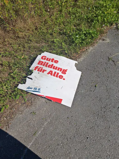 Zerstörtes Plakat am Westmoor | Foto: Die Linke