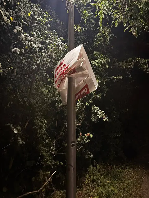 Zerstörtes Plakat an der Stader Straße | Foto: Die Linke