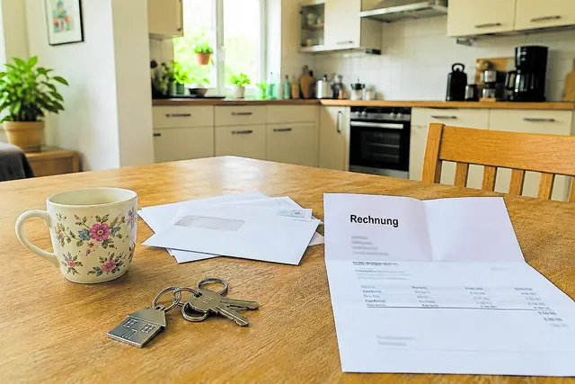 Auch nach dem Todesfall kommen noch viele Rechnungen, um die sich die Hinterbliebenen ­kümmern müssen | Foto: KI-generiert