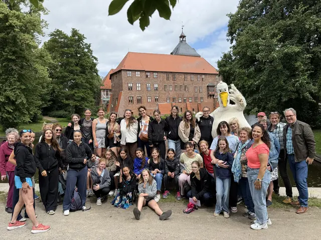 Die Tanzgruppen Ellipse und Evidence aus der Partnerstadt Pont-de-Claix mit ihren Gastgebern vor dem Winsener Schloss | Foto: Stadt Winsen