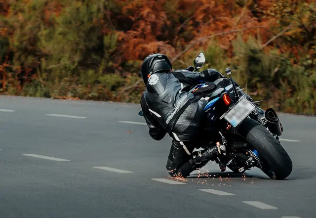 Aufgrund seiner Fahrweise kam der Motorradfahrer auf die Gegenfahrbahn und stieß mit einem Pkw zusammen (Symbolfoto) | Foto: Entero