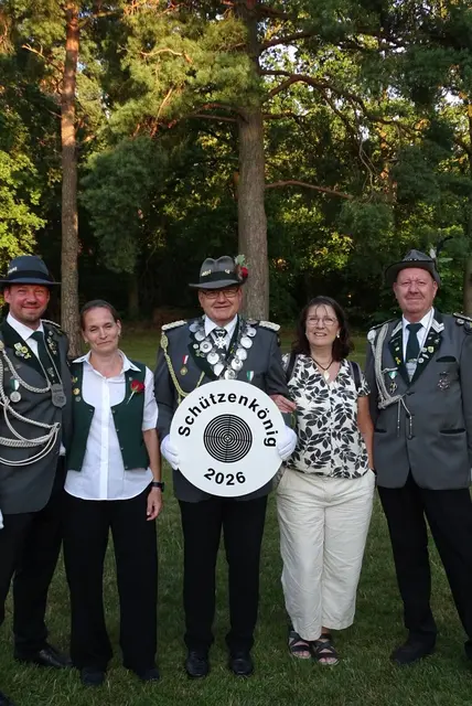 Das Schützenkönigsteam 2026: Richard (v. li.) und Sandra Broischer, Carsten Wölper und Sabine, Horst Kleemann  | Foto: Lia Zabel