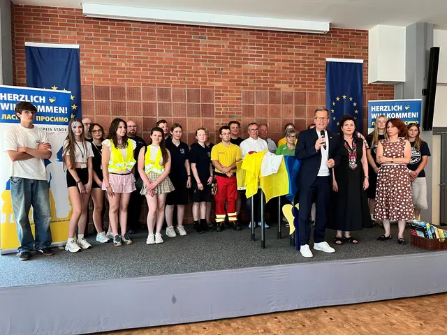 Landrat Kai Seefried mit Übersetzerin Viktoria Kirn, Konsulin Olha Novytska und einigen Helferinnen und Helfern der Ukraine-Kinderfreizeit | Foto: Landkreis Stade / Daniel Beneke