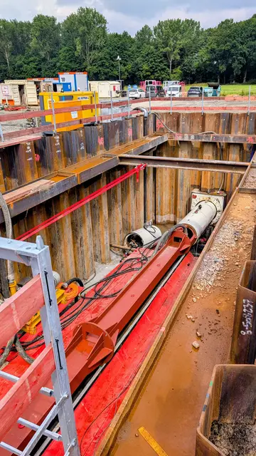 Bohrung eines Mikrotunnels. Der Vortrieb erfolgt mit einer Kraft von bis zu 520 Tonnen | Foto: jd