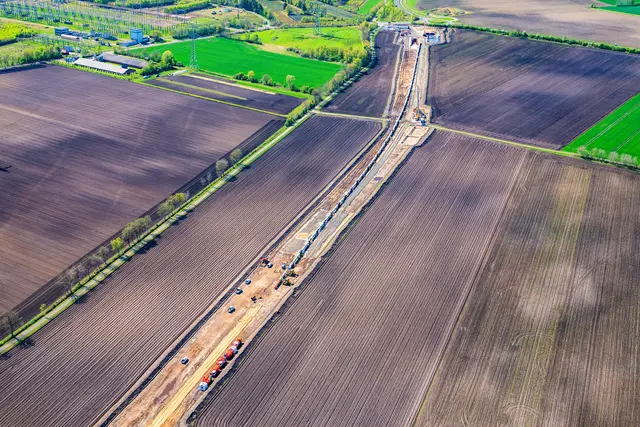Die Pipelinetrasse zieht sich quer durch die Region. Hier ist ein Bauabschnitt der ETL 182 südöstlich von Stade zu sehen | Foto: Martin Elsen / nord-luftbilder.de