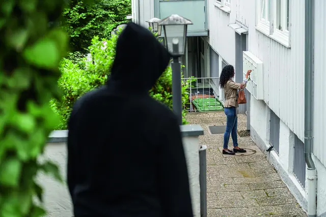 Ein Stalker spioniert eine Frau aus, hier noch ganz analog - Symbolbild | Foto: Polizeiliche Kriminalprävention der Länder und des Bundes