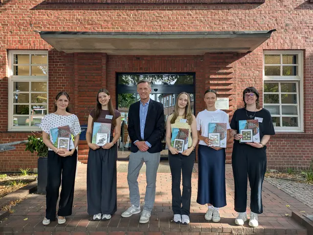 Der Nachwuchs der Buchholzer Verwaltung: Lina Marx (v. li.), Helen Jacobs, Bürgermeister Jan-Hendrik Röhse, Nelli Schick, Dajana Benske und Isabella Ohlsen | Foto: Stadt Buchholz