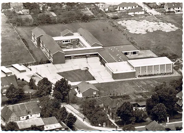 Luftbild aus dem Jahr 1966: Die Grundschule und ihre Umgebung haben sich seitdem sehr verändert | Foto: GS Maschen