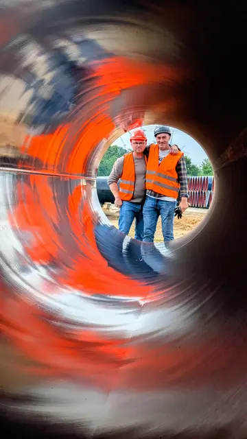 Schauen in die Röhre: Biegemeister Bruno Trifone (re.) und Martin Berghof von der Firma Vorwerk aus Tostedt. Vorwerk gehört zu den Unternehmen der ARGE (Arbeitsgemeinschaft), die das Bauprojekt unter der Gesamtleitung von Gasunie umsetzt | Foto: jd