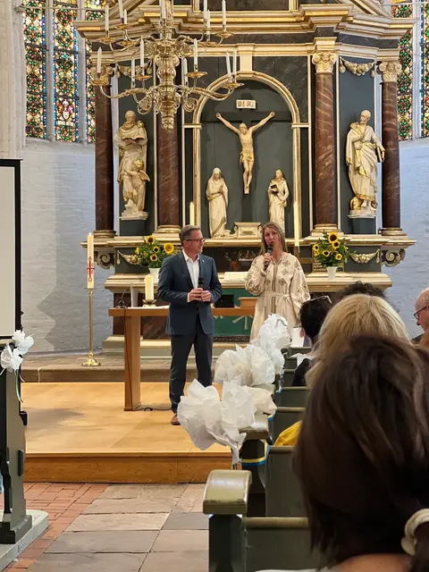 Landrat Kai Seefried mit der Ukrainerin Albina Chmel, die Landkreis Stade als pädagogische Geschäftsführerin des kirchlichen Kindertagesstättenverbandes tätig ist | Foto: Daniel Beneke