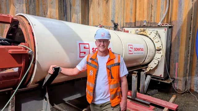 Bauleiter Fabio Mohr ist verantwortlich für die Bohrungen, die im Zuge des Baus der Erdgasleitungen erfolgen. Hier wird ein Mikrotunnel unter dem Naturschutzgebiet Steinbeck gebohrt | Foto: d